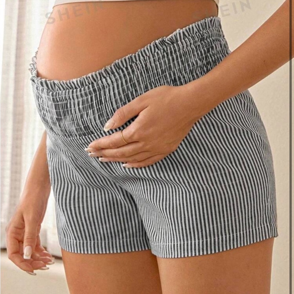 Maternity pleated striped shorts